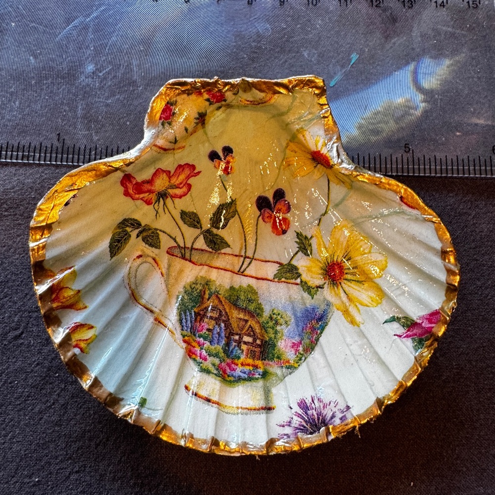 Floral Decorative Scallop Shell Dish with Gold Accents
